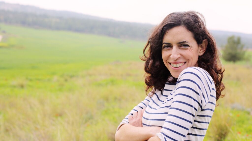 Abnehmen ab 40 für Frauen ohne Jojo-Effekt - Glückliche Frau nach erfolgreicher Hypnose und Ernährungsberatung im Allgäu